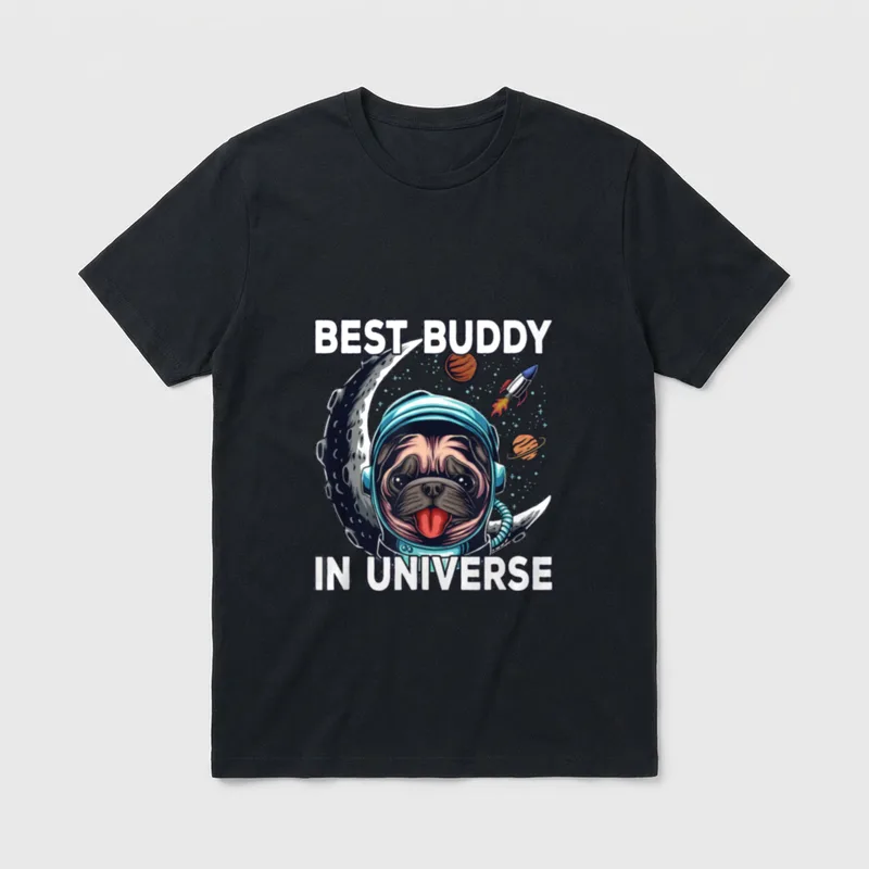Mops im Weltall I T-Shirt – Mops im Astronautenhelm vor Mond und Rakete mit Text – Klassisches T-Shirt in Schwarz
