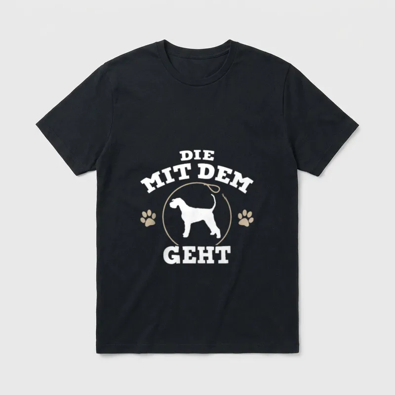 Die mit dem Schnauzer geht T-Shirt – Klassisches T-Shirt in Schwarz