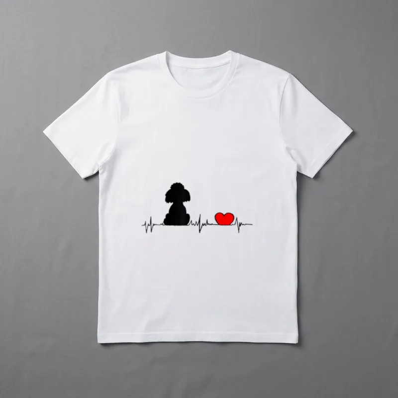 Dein Herz schlägt T-Shirt – Pudel Silhouette auf EKG-Linie mit rotem Herz – Klassisches T-Shirt in Schwarz