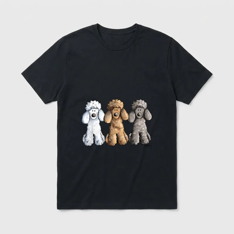 Pudel Trio Cartoon T-Shirt – Drei sitzende Pudel in Weiß, Braun und Grau im Cartoon-Stil – Klassisches T-Shirt in Schwarz