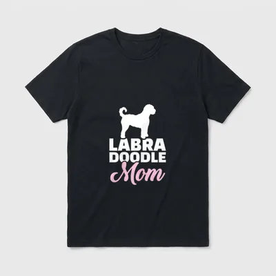 Labradoodle Mama T-Shirt – Weißes Labradoodle-Profil mit rosa kursivem Schriftzug Mom – Klassisches T-Shirt in Schwarz