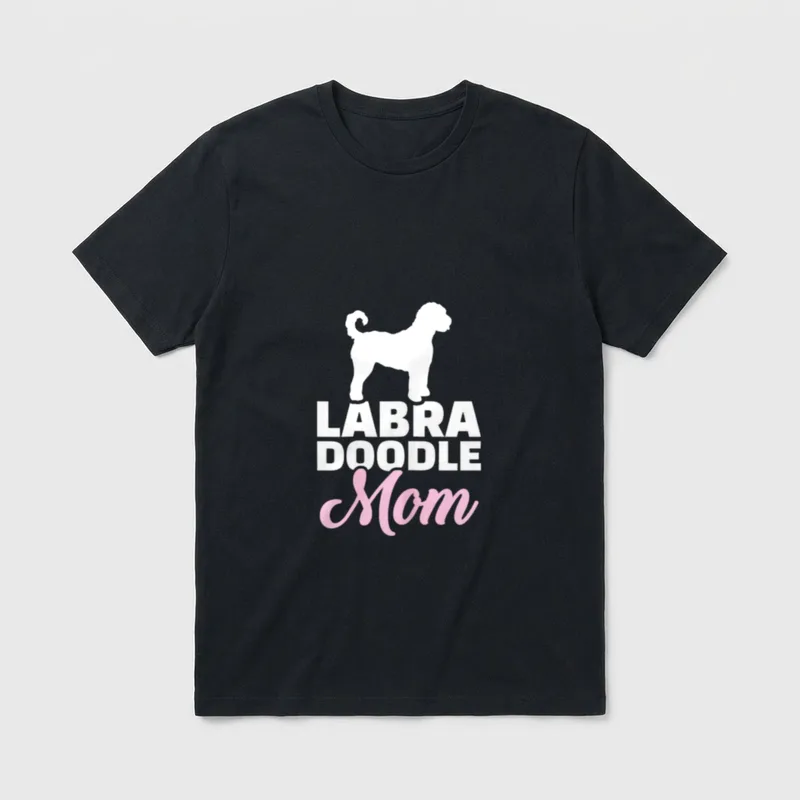 Labradoodle Mama T-Shirt – Weißes Labradoodle-Profil mit rosa kursivem Schriftzug Mom – Klassisches T-Shirt in Schwarz