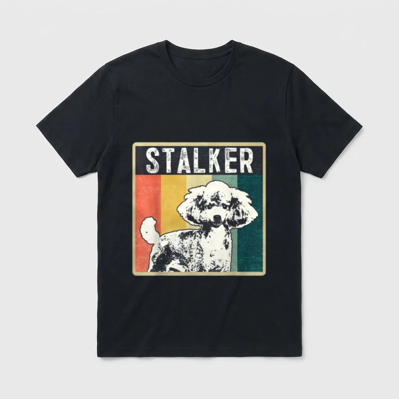 Retro Pudel & T-Shirt – STALKER Text über weißem Pudel auf rot-gelb-grünen Retro-Streifen – Klassisches T-Shirt in Schwarz