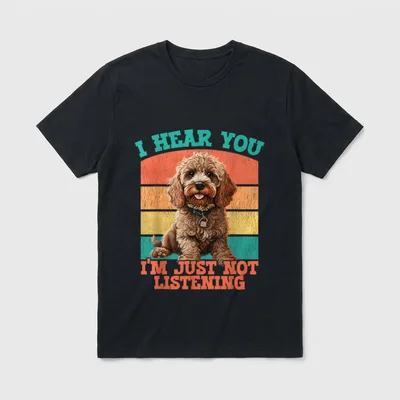 Cockapoo Dog I Hear T-Shirt – Brauner Cockapoo mit I HEAR YOU I'M JUST NOT LISTENING Text – Klassisches T-Shirt in Schwarz