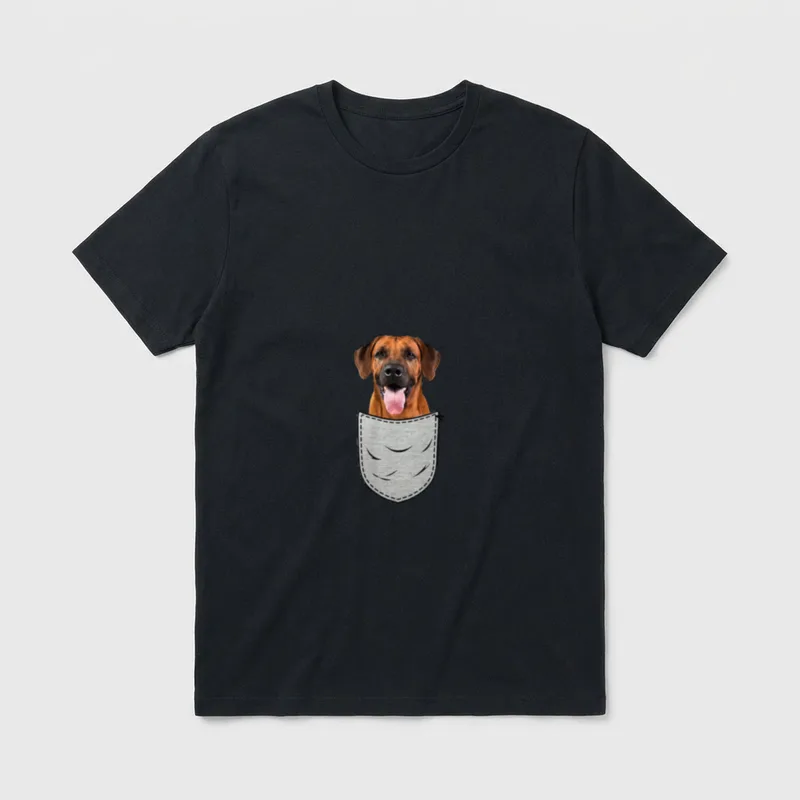 Rhodesian Ridgeback Brust-Tasche Pocket T-Shirt – Klassisches T-Shirt in Schwarz