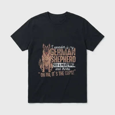Oh nein es ist T-Shirt – Deutscher Schäferhund sitzt neben englischem Text über Polizeihunde – Klassisches T-Shirt in Schwarz
