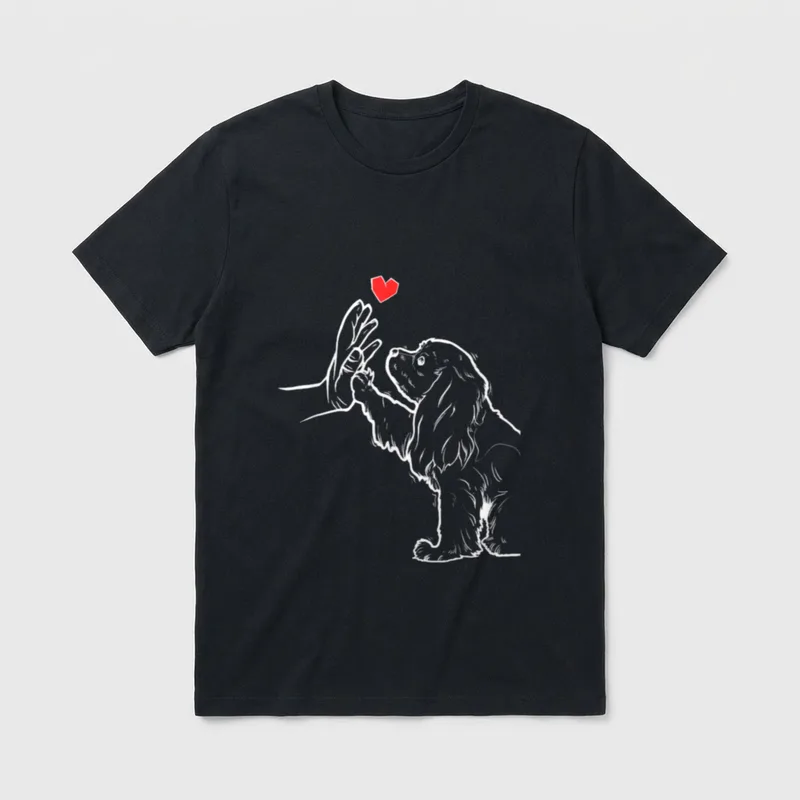 Cavalier King Charles Spaniel T-Shirt – Weißer Spaniel gibt Highfive unter einem roten Herz – Klassisches T-Shirt in Schwarz