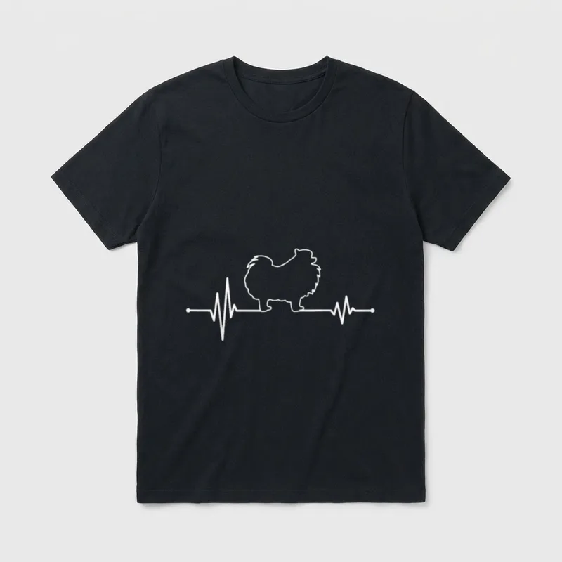 Zwergspitz Herzschlag Pomeranian Hunde T-Shirt – Weiße Pomeranian Silhouette auf EKG-Linie – Klassisches T-Shirt in Schwarz