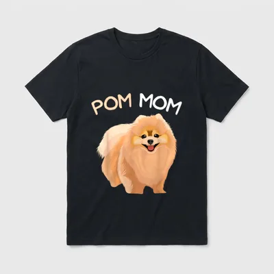 Pomeranian Pom Mom Zwergspitz T-Shirt – Lächelnder orange Pomeranian mit POM MOM Schriftzug – Klassisches T-Shirt in Schwarz