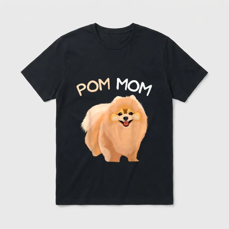 Pomeranian Pom Mom Zwergspitz T-Shirt – Lächelnder orange Pomeranian mit POM MOM Schriftzug – Klassisches T-Shirt in Schwarz