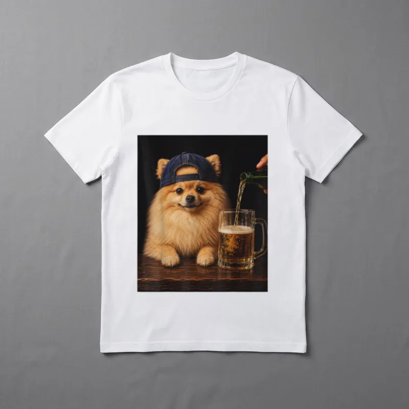 Funny Dog Meme Pomeranian T-Shirt – Pomeranian mit Jeanskappe beim Bierausschanken – Klassisches T-Shirt in Schwarz