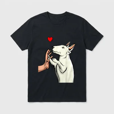 Bullterrier Liebe Mama Bull T-Shirt – Weißer Bullterrier streichelt Hand unter rotem Herz – Klassisches T-Shirt in Schwarz