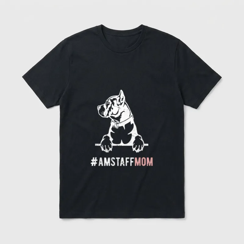 Amstaff Mama für Frauen T-Shirt – Weißer Amstaff Skizze mit rosa-weißem #AMSTAFFMOM Text – Klassisches T-Shirt in Schwarz