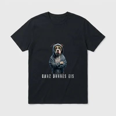 Pitbull mit Hoodi ganz T-Shirt – Klassisches T-Shirt in Schwarz