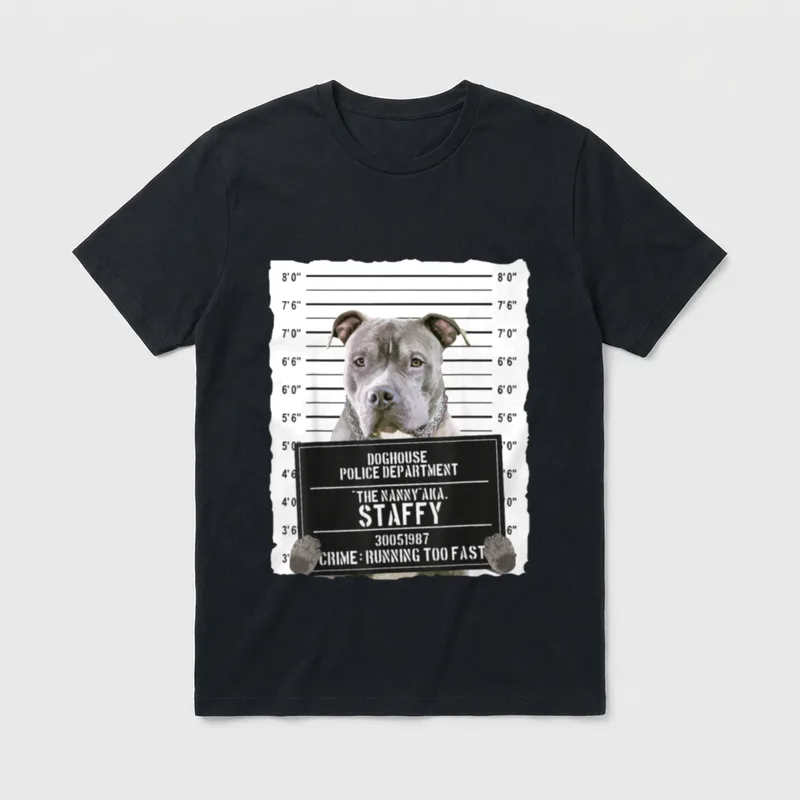 Staffordshire Bullterrier mit Halsband T-Shirt – Klassisches T-Shirt in Schwarz