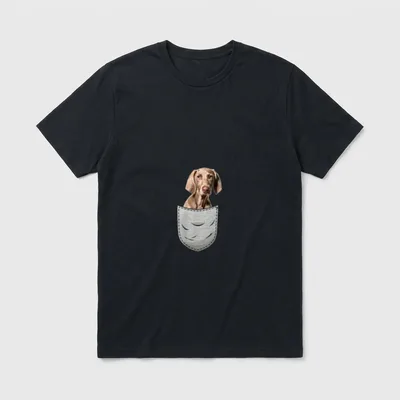Weimaraner Raner Brust-Tasche Pocket T-Shirt – Klassisches T-Shirt in Schwarz
