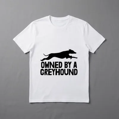 Owned By A Greyhound T-Shirt – Klassisches T-Shirt in Schwarz