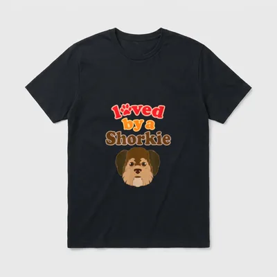 Shorkie Hund Shih Tzu T-Shirt – Loved by a Shorkie Text mit Pfote und braunem Hundekopf – Klassisches T-Shirt in Schwarz